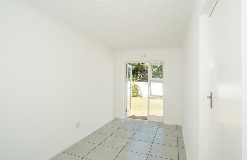 To Let 3 Bedroom Property for Rent in Meadowridge Western Cape